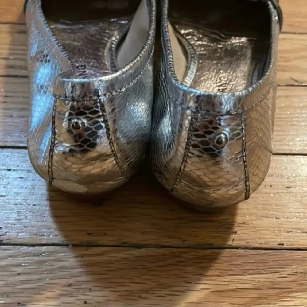 Womens Size 7 Arturo Chiang Silver Slip on Flats Silver snake skin look with bla